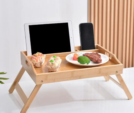 Plateau de service en bambou avec pieds pliants et poignées de transport - Plateau léger et décoratif pour petit déjeuner au lit, lire ou travailler
